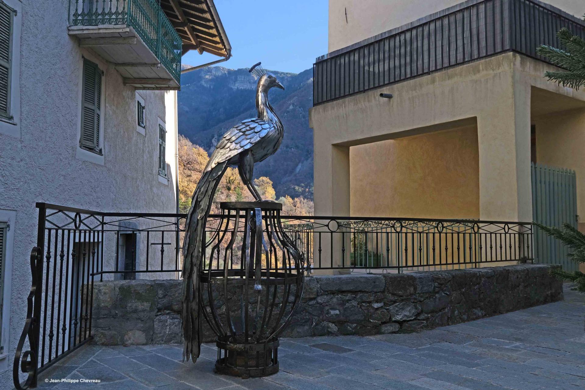 0b001 le paon sculpture de francois fuentes dans le village de marie r