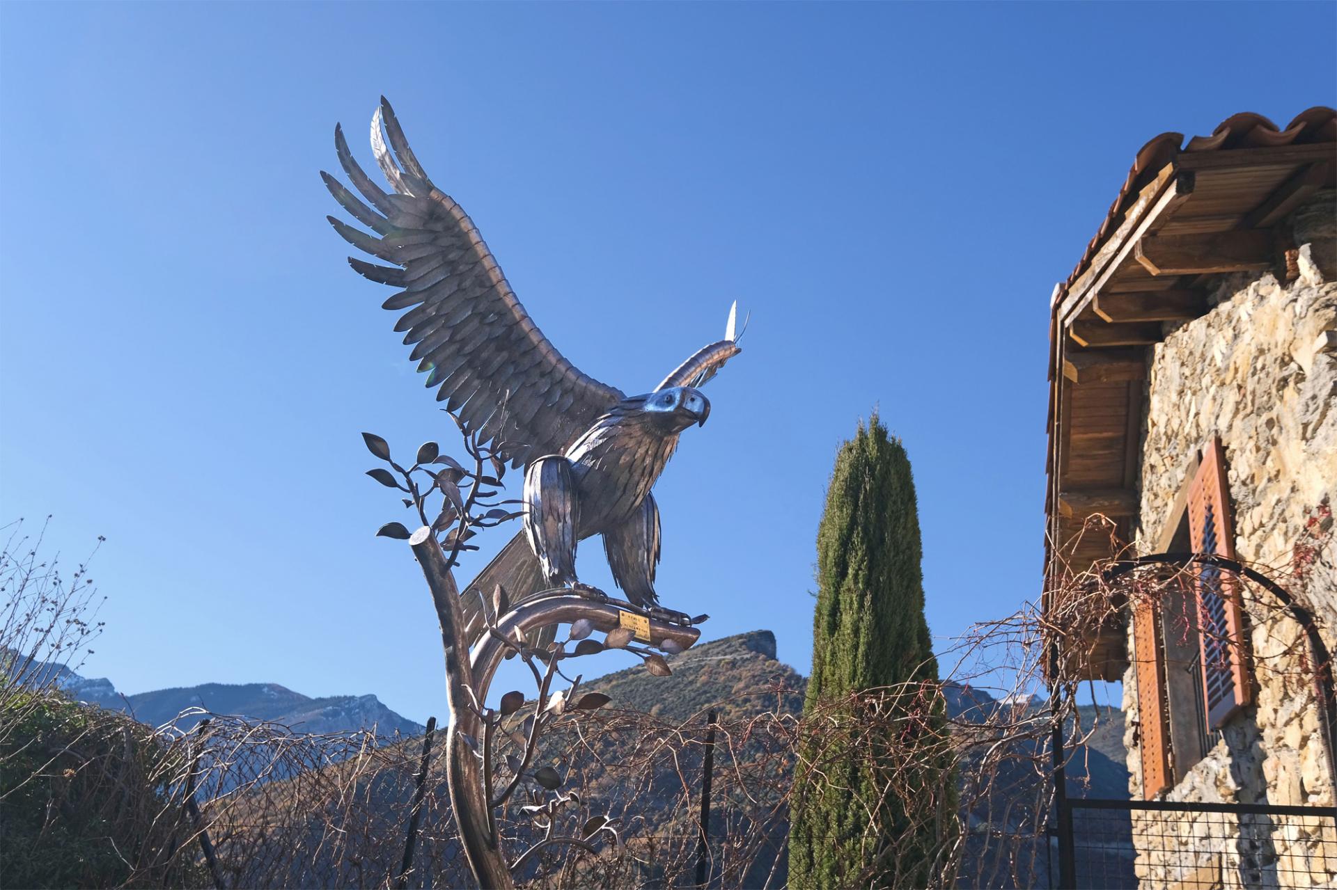 0c001 l aigle du mercantour sculpture de francois fuentes dans le village de marie r 4