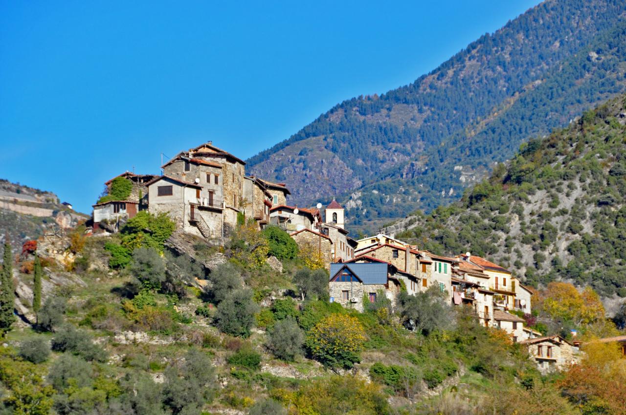 Le village vu du sentier de Clans