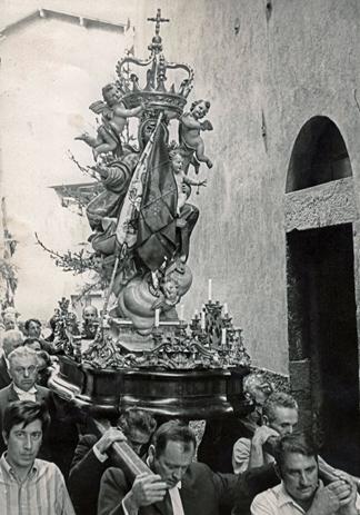 Vierge avec sa croix